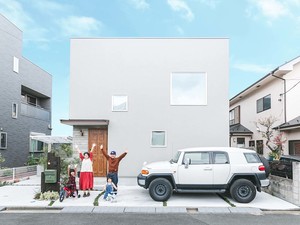 主役はオレンジの壁。色と柄を重ねる、海外のギャラリーのような家。