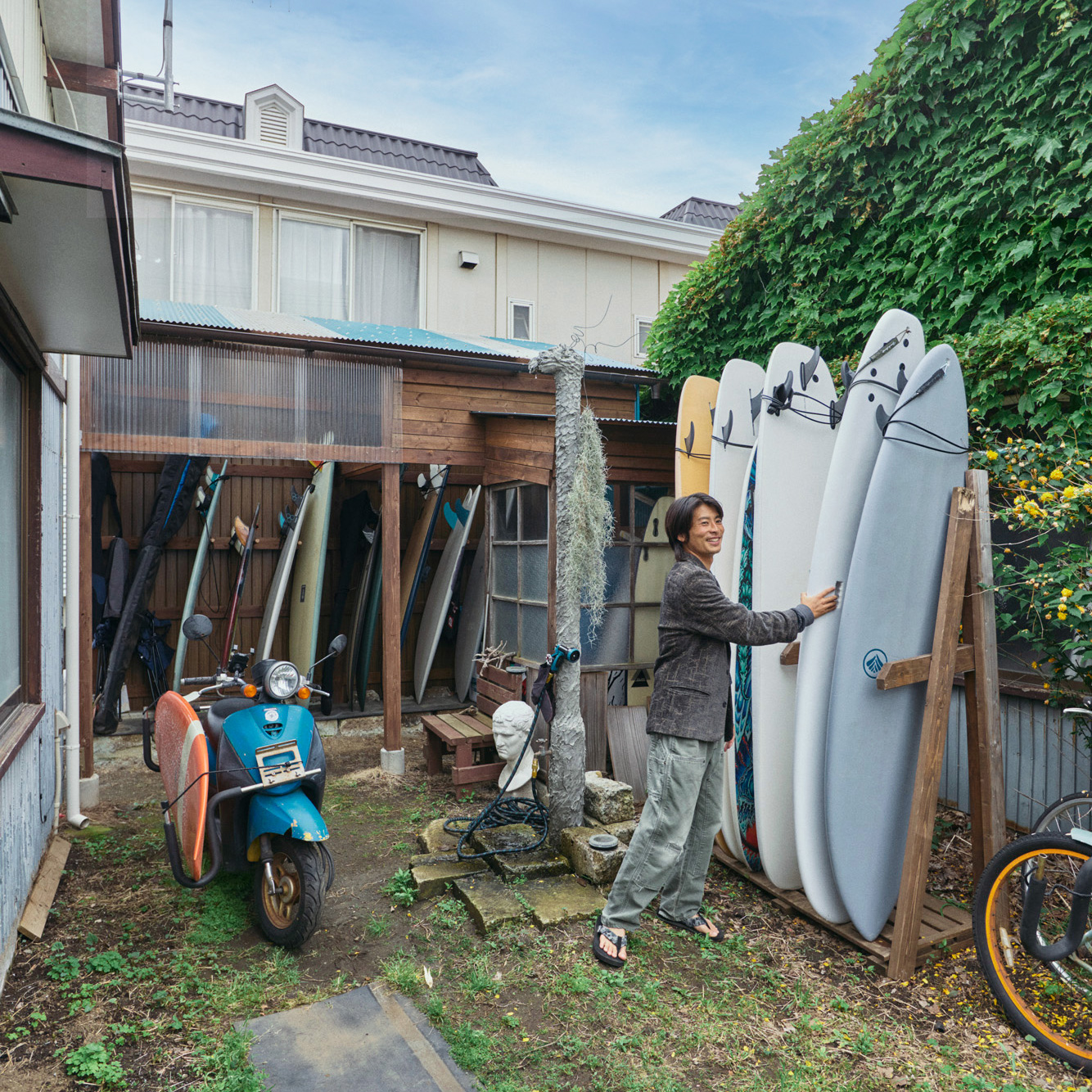 潮風と日当たりと木製家具と。心地良さが人を呼ぶ、海辺の平屋。