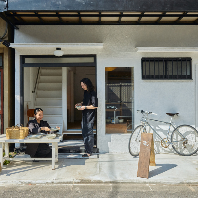 自宅の一部を器屋に。暮らしながら、働きながら、“小さく商う”家。
